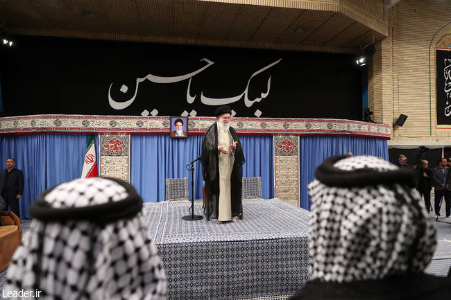Ayatollah Khamenei receives a group of Iraqi mawkib keepers
