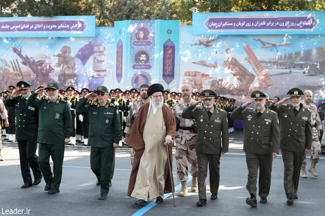 قائد الثورة الإسلامية المعظم يرعى مراسم تخرج طلبة جامعات ضباط القوات المسلحة