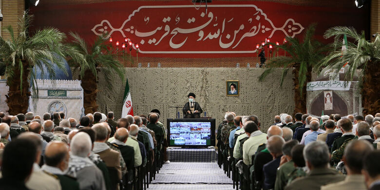 دیدار جمعی از پیشکسوتان دفاع مقدس و خانواده‌های شهدا با رهبر انقلاب اسلامی