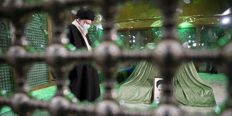 On the eve of the Fajr days, the anniversary of victory of the Islamic Revolution The Leader attended the Imam Khomeini Mausoleum and Golzar-e Shohada