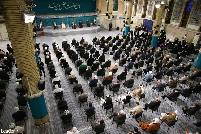 The Leader of the Islamic Revolution in a meeting with the people, officials and guests of the Islamic Unity Conference