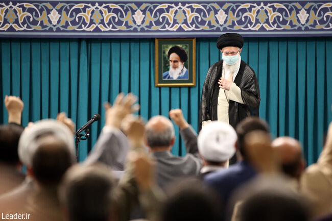 The Leader of the Islamic Revolution in a meeting with the organizers of Qom Martyrs Congress