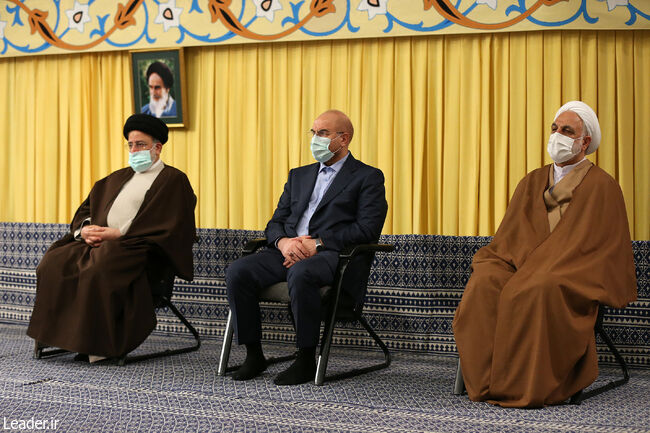 The Leader of the Revolution in a meeting with officials, ambassadors of Islamic countries and participants in Qur'an competitions