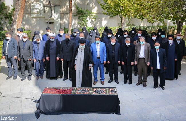The Leader of the Revolution setting up prayer on the deceased body of martyr Ayatollah Motahari's wife