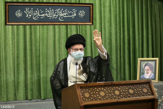 قائد الثورة الاسلامية المعظم يجري إتصالاً مرئياً مع نواب مجلس الشورى الاسلامي