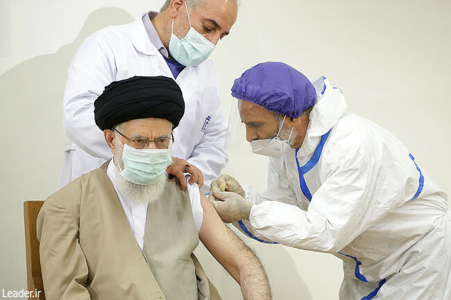 İslam İnqilabının Ali Rəhbəri COVİran Barakat vaksininin birinci dozasını qəbul etdi