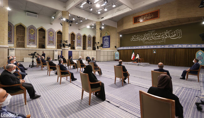İslam İnkılabı Rehberi'nin cumhurbaşkanı ve bakanlar kurulu üyelerini kabul etmesi