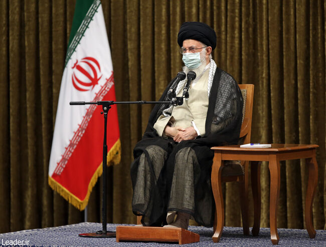 قائد الثورة الإسلامية يلتقي رئيس الجمهورية وأعضاء الحكومة الجديدة